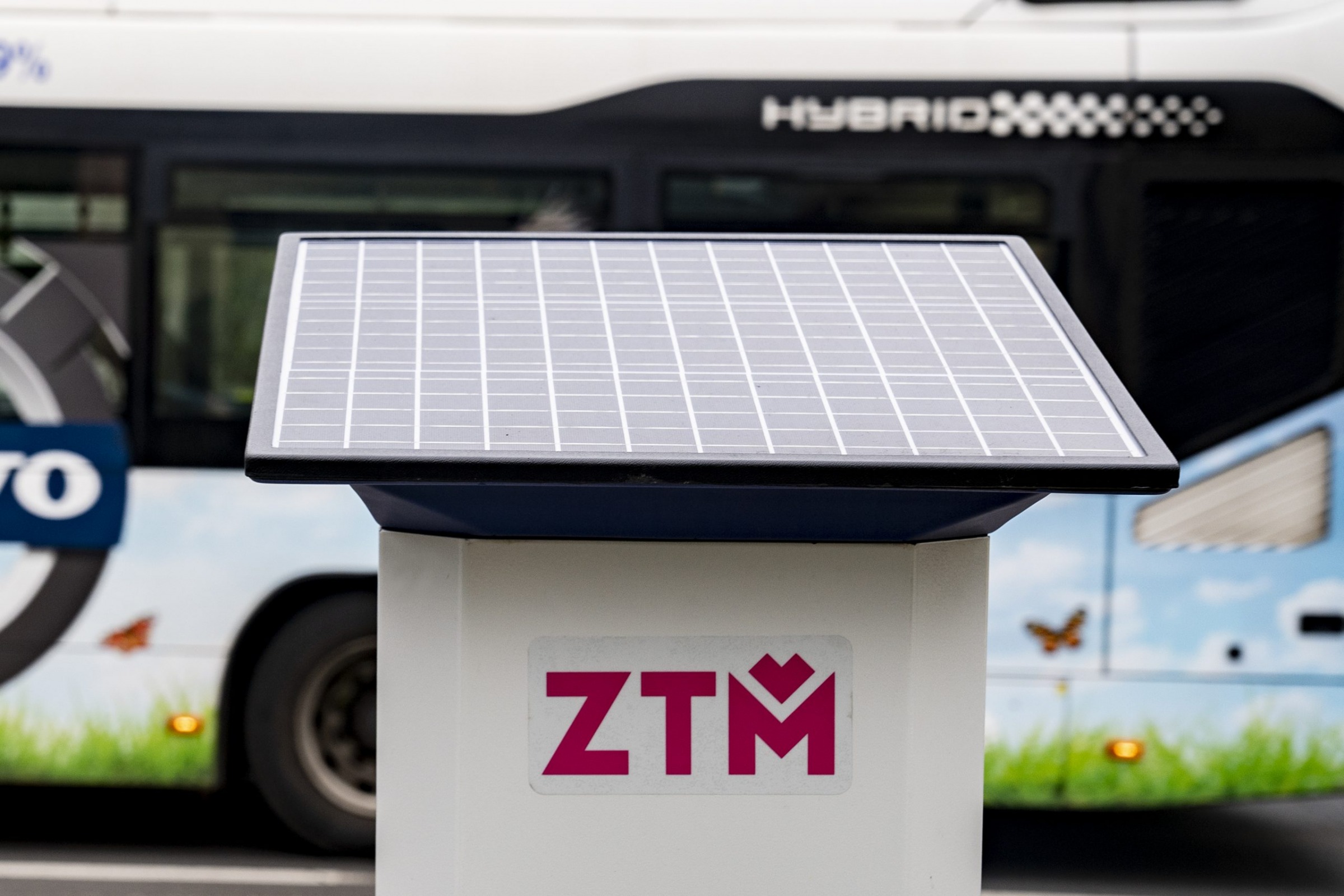 Pierwsze solarne automaty włączone do systemu Transport GZM. Urządzenie niedługo w Tychach