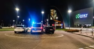 Samochody zaparkowane na wysepce ronda przy Wodnym Parku Tychy - 20.11.2024