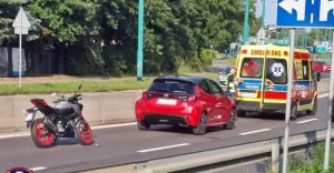 Motocyklem uderzył w osobówkę na al. Piłsudskiego