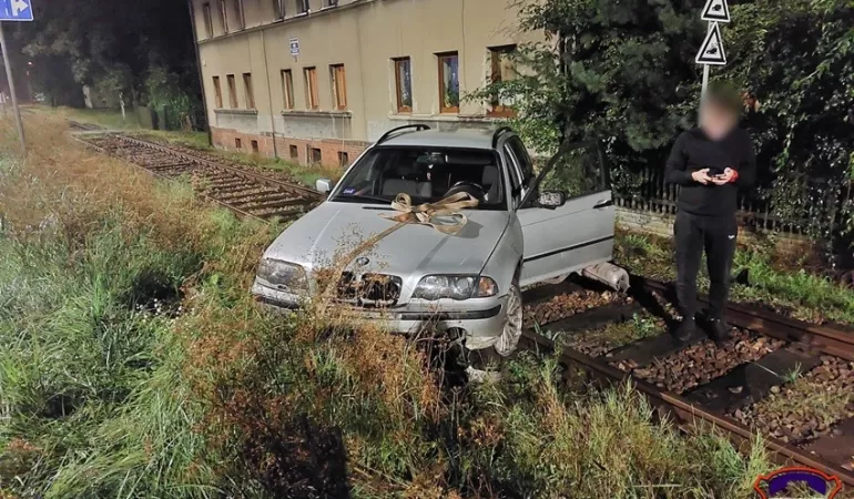 Stracił panowanie nad BMW. Wpadł na tory kolejowe prowadzące do tyskiego browaru