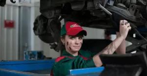 Mechanik czy samodzielna wymiana? Fakty i mity o naprawie samochodu