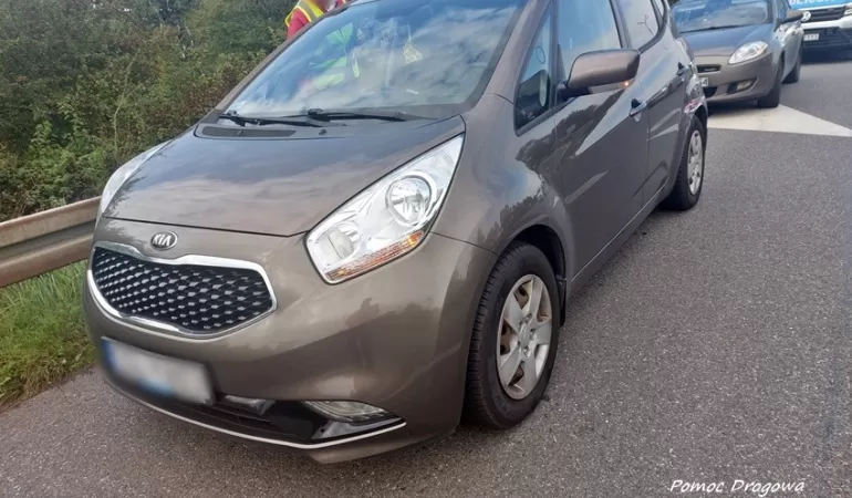 Kia wjechała prosto pod MANa na DK-1. Wyrwała ciężarówce przednią osłonę z reflektorami