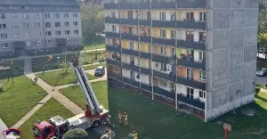 Niedopałek papierosa zrzucony z balkonu przyczyną pożaru