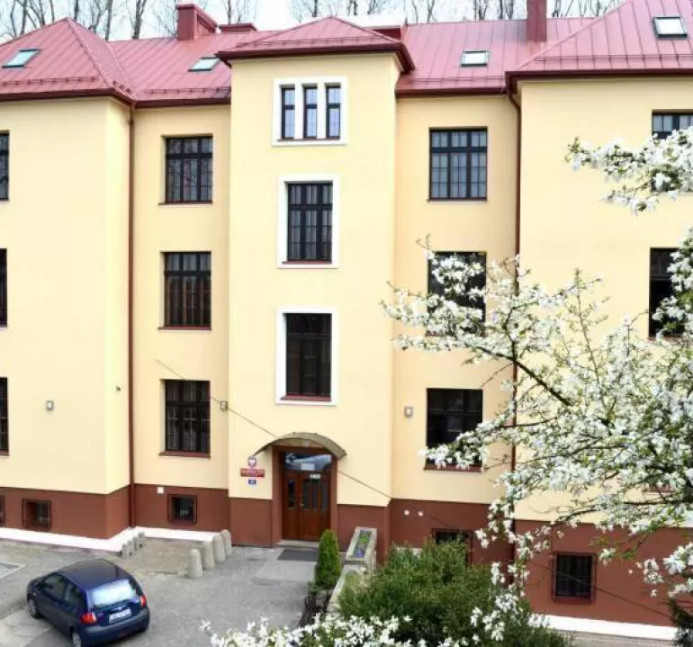Budynek Akademii WSB w Cieszynie przy ul. Frysztackiej 44
