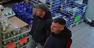 To mogą być sprawcy kradzieży rozbójniczej. Rozpoznajesz ich - 05.04.2025
