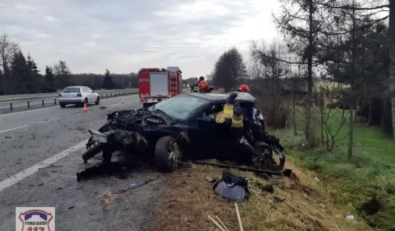 Kierowca Mazdy utracił panowanie nad pojazdem i wypadł z drogi