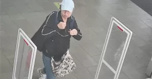 Policja szuka sprawcy kradzieży artykułów drogeryjnych