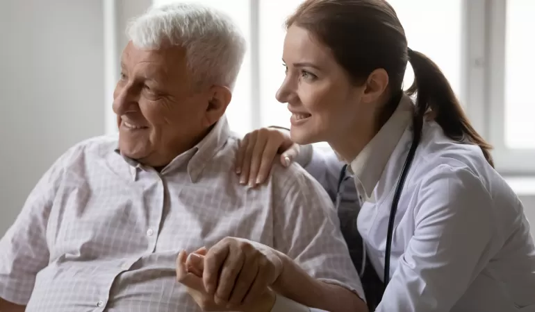 Opiekunki osób starszych coraz atrakcyjniejszym zawodem
