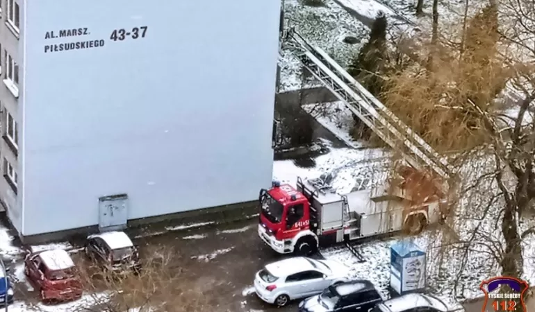 Strażacy pomogli ratownikom wejść do mieszkania seniorki