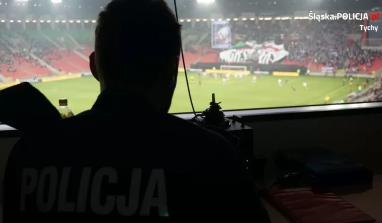 Incydenty na stadionie miejskim podczas sobotniego meczu z Polonią Warszawa , ilustracja , race