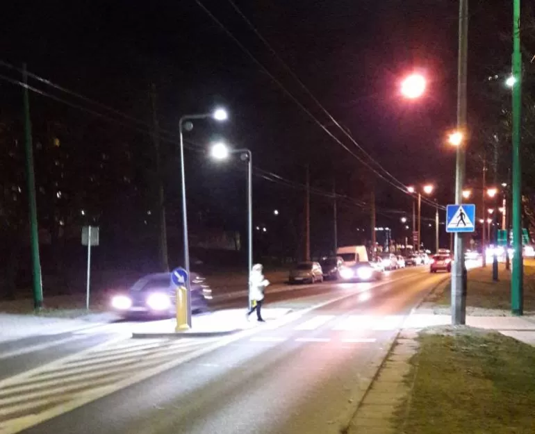 Oświetlenie wertykalne na tyskich przejściach dla