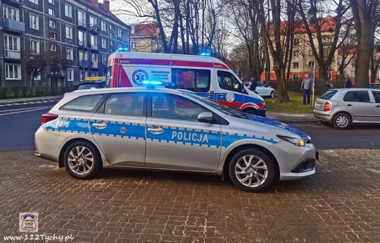 Osobówka uderzyła w drzewo przy ul. Cyganerii - 5.12.2020