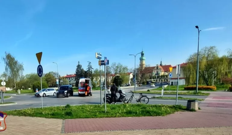 Kolizja osobówki i skutera na rondzie przy Teatrze Małym - 26.04.2023