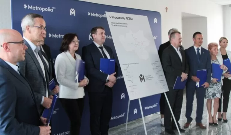 À Katowice, les représentants de 11 gouvernements locaux ont signé des accords pour commencer la construction de pistes cyclables à grande vitesse dans la région G .