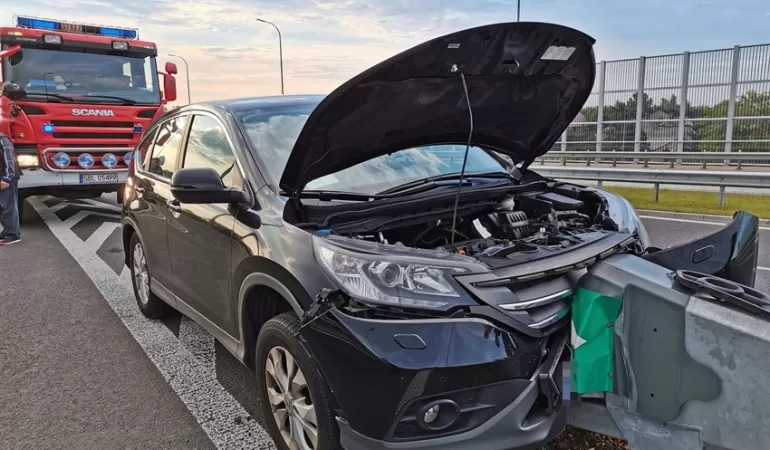 Osobówką uderzył w bariery energochłonne na ul. Turyńskiej