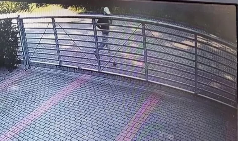 Ten mężczyzna może mieć związek z podpaleniem samochodów