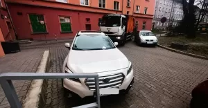 Nieprawidłowo zaparkowane samochody utrudniają dojazd śmieciarek