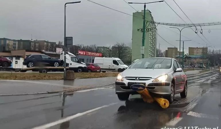 Zasłabł za kierownicą samochodu. Uderzył w znak na wysepce między pasami