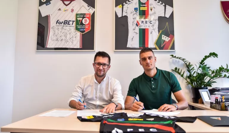 Prezes KP GKS Tychy, Leszek Bartnicki i nowy zawodnik GKS Tychy