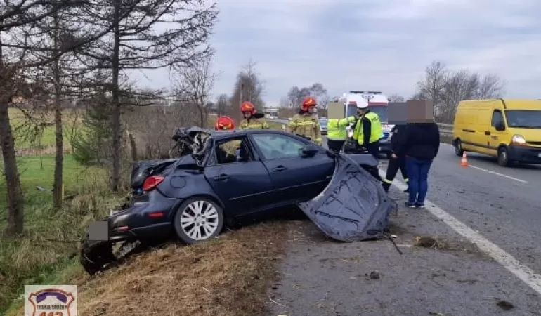 Kierowca Mazdy utracił panowanie nad pojazdem i wypadł z drogi