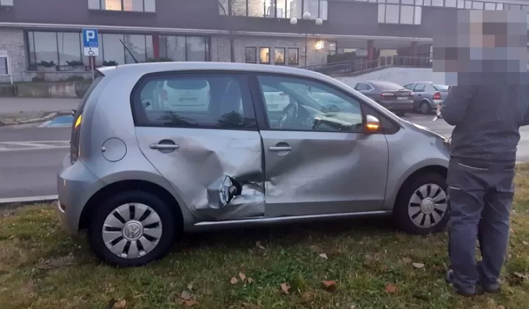 Zderzenie dwóch pojazdów na rondzie przy Teatrze Małym