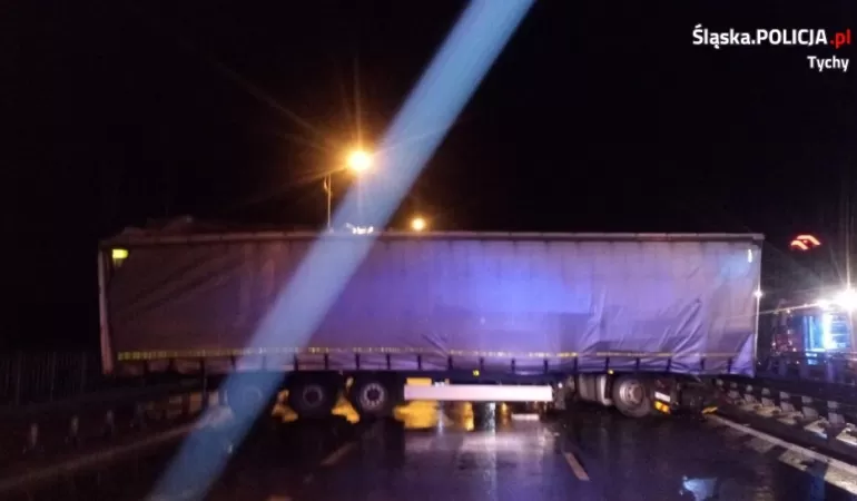 Tir zablokował jezdnię. Utrudnienia w ruchu trwały