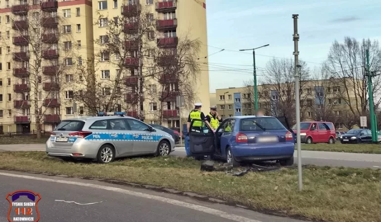 Kolizja Audi i Opla na rondzie Paprocańskim