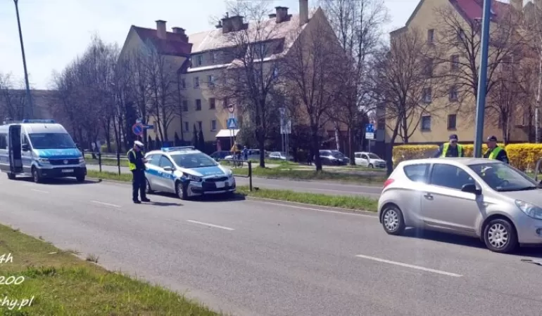 Zderzenie osobówki z radiowozem policji na ul. Stoczniowców