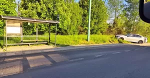 Osobówką uderzył w słup i porzucił pojazd na ul. Budowlanych