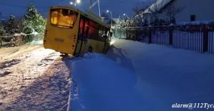 Na nieodśnieżonej i śliskiej drodze bus wypadł z drogi do przydrożnego rowu - 03.12.2023