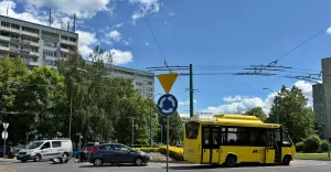 Zderzenie busa komunikacji miejskiej w motocyklistą na rondzie Sublańskim