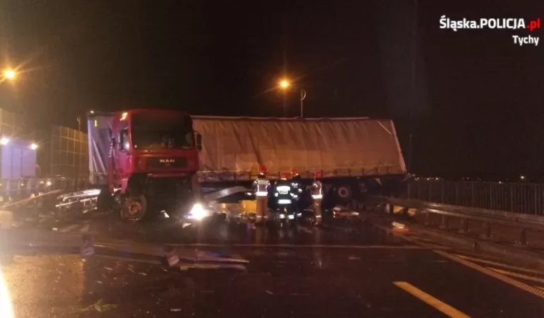 Tir zablokował jezdnię. Utrudnienia w ruchu trwały