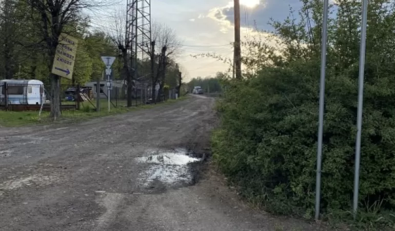 Tuż obok stacji PKP Zabrzeg Czarnolesie wjeżdżamy w drogę, która jest tylko wąskim klepiskiem