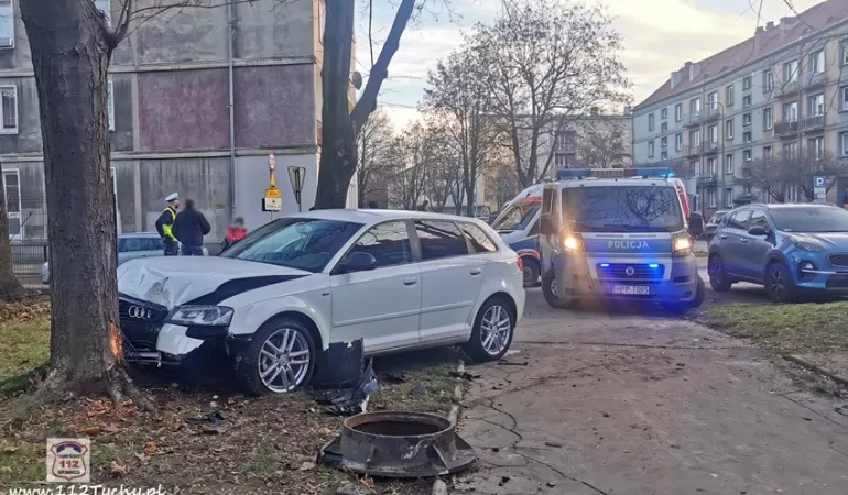 Osobówka uderzyła w drzewo przy ul. Cyganerii - 5.12.2020