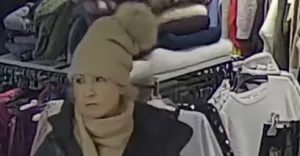 Kradzież kurtki za 2500 zł. Rozpoznajesz kobietę ze zdjęć?