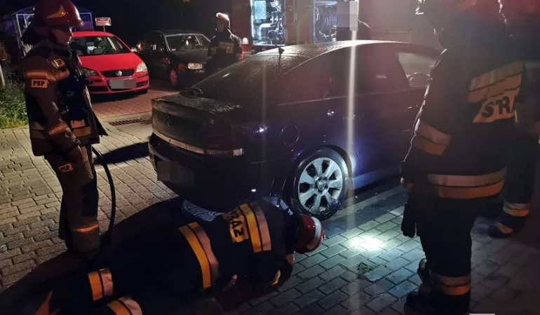 Pożar samochodu na parkingu osiedlowym przy ul. Honoraty