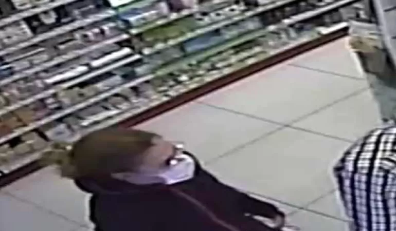 Kradzież perfum ze sklepu przy ul. Wyszyńskiego. Policja szuka sprawcy