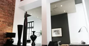 Lampy do niskiego pomieszczenia pod skosy - co jest ważne w wyborze?