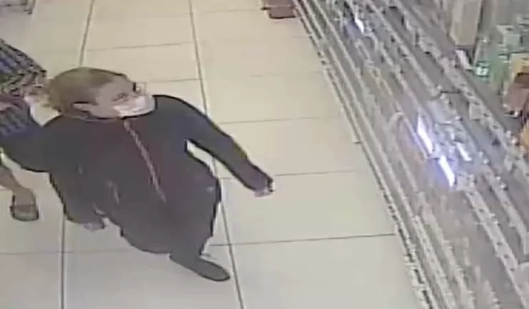 Kradzież perfum ze sklepu przy ul. Wyszyńskiego. Policja szuka sprawcy