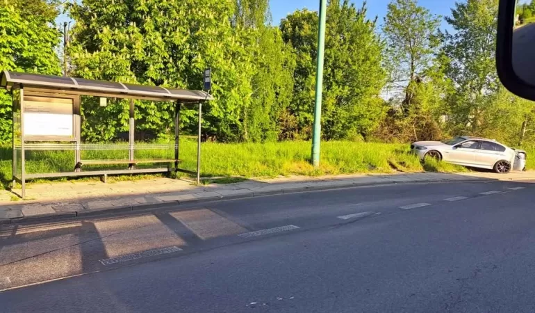 Osobówką uderzył w słup i porzucił pojazd na ul. Budowlanych