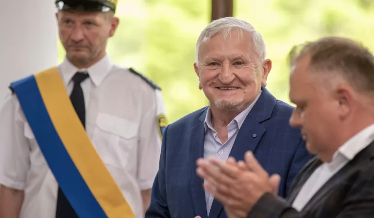 Ślubowanie nowego radnego z klubu PiS - Stanisława Zapały podczas sesji w dniu 24 kwietnia