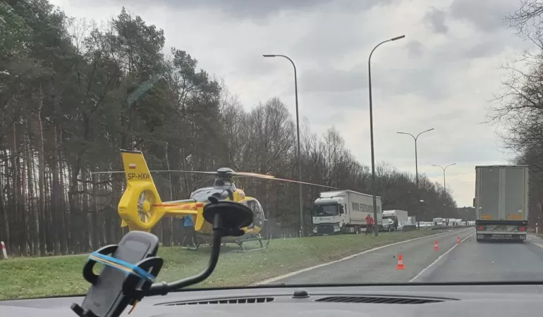 Wypadek z udziałem karetki pogotowia na DK-86