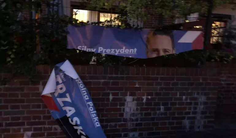 zdewastowany baner wyborczy Rafała Trzaskowskiego