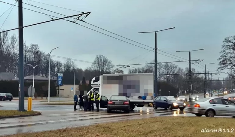 Zderzenie dwóch samochodów na ul. Sikorskiego - 22.12.2020
