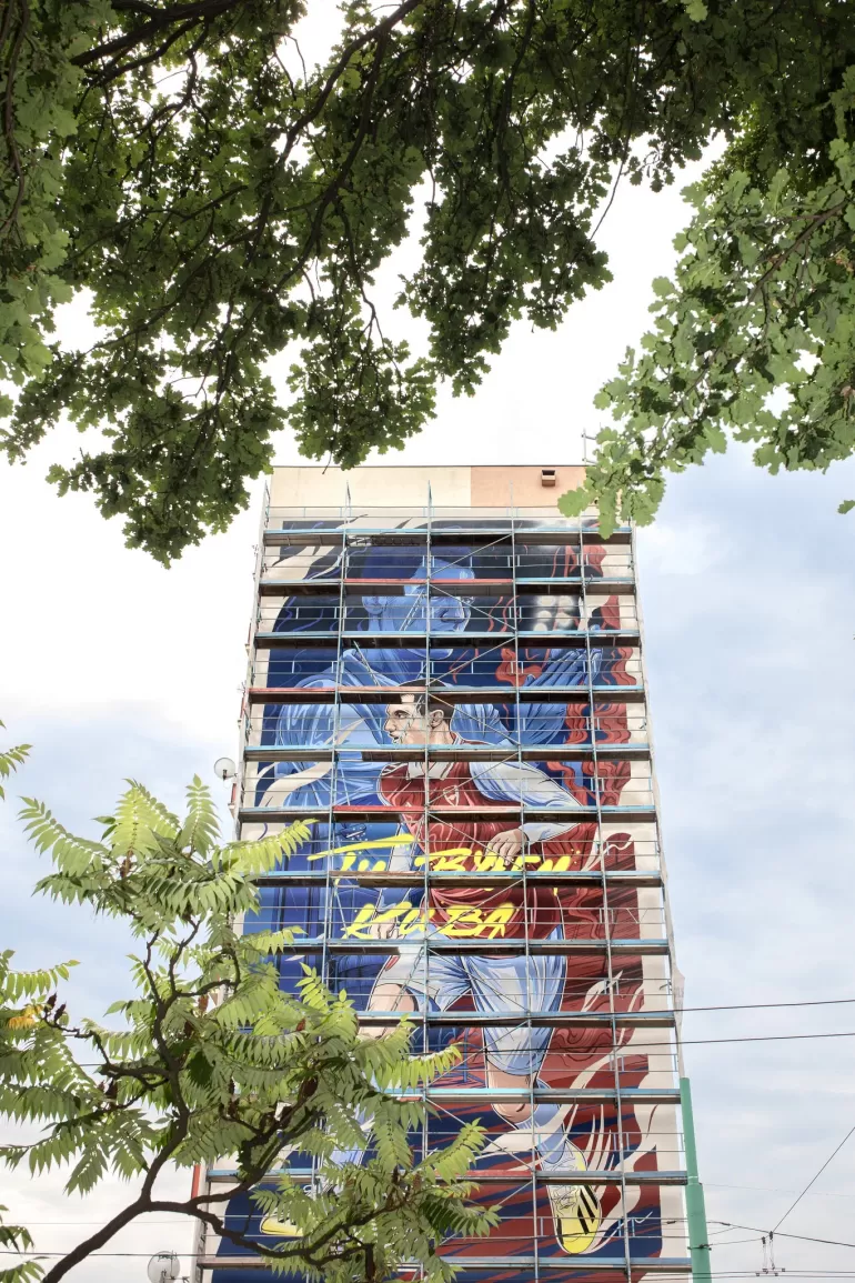 Mural Jakuba Kiwiora na ścianie bloku przy ul. Edukacji 2