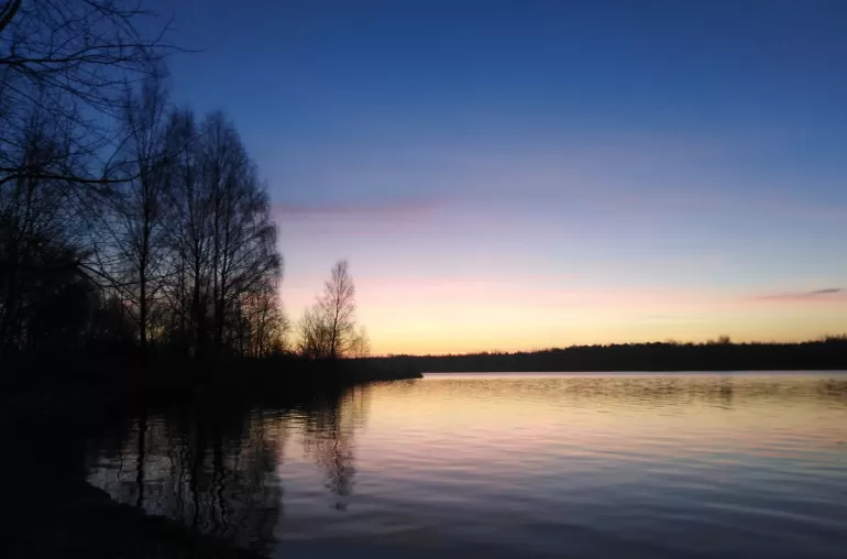 Wschód słońca nad jeziorem paprocańskim