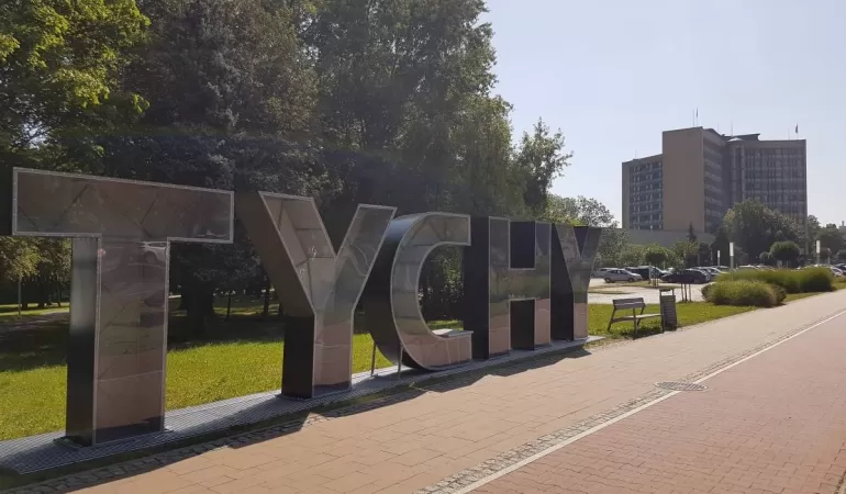 Napis TYCHY przy al. Niepodległości