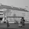 [Historyczne zdjęcie] Spacer po Placu Bieruta, lata 60.