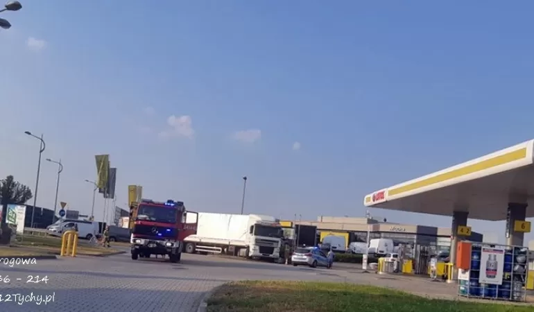 Ciężarówka uszkodziła zawory zbiorników z paliwami