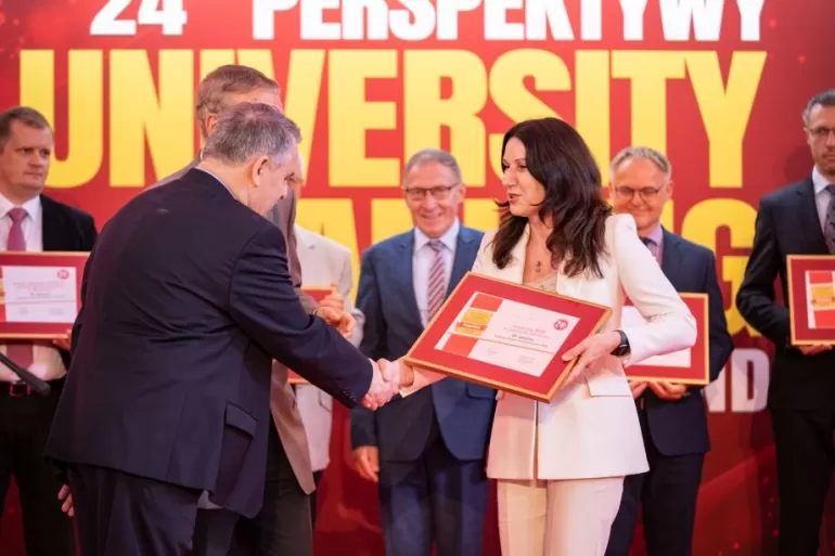 Prorektor Akademii WSB dr hab. Katarzyna Szczepańska-Woszczyna odbiera wyróżnienie podczas gali Rankingu Perspektyw